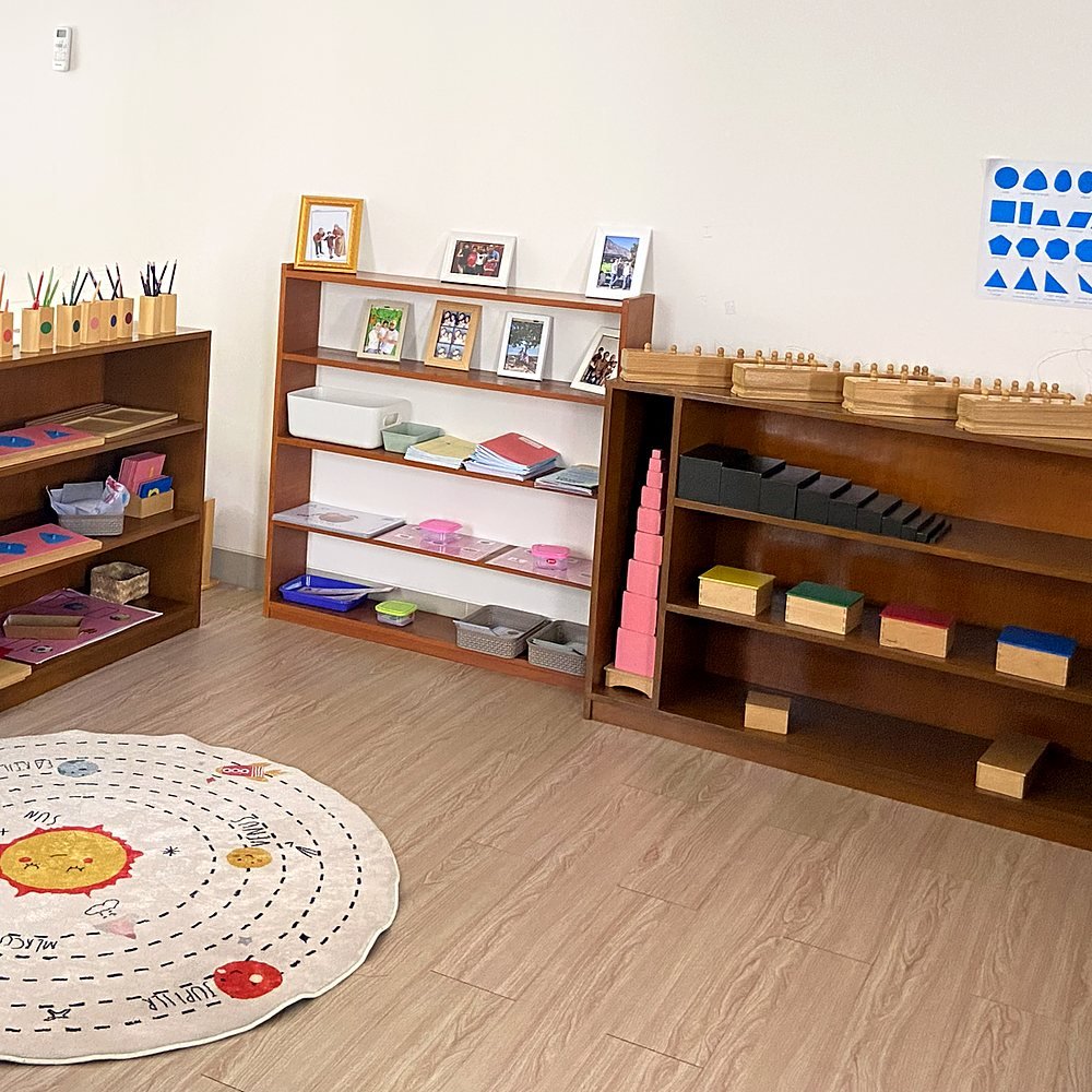 Ruang kelas Montessori Ceria Edu dengan Pink Tower dan material Sensorial