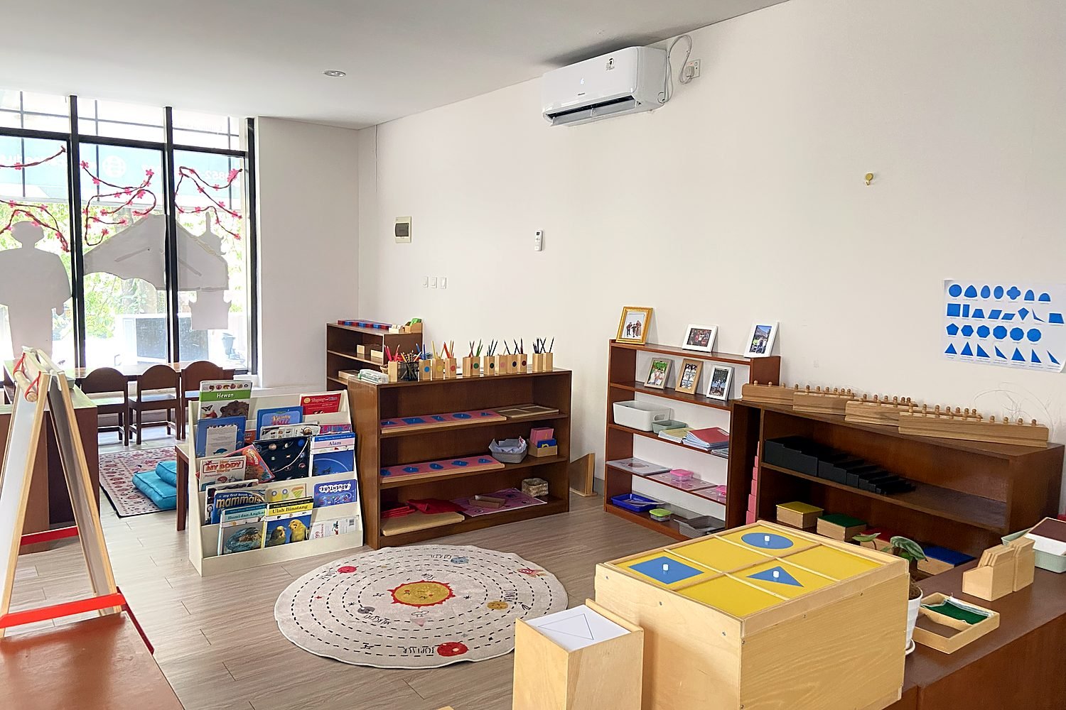 Ruang kelas Montessori Ceria Edu dengan rak material yang tertata